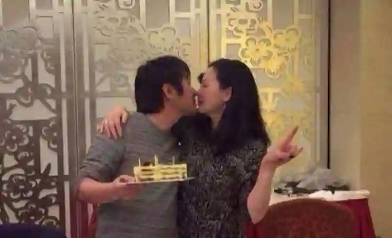 王菲也没想到，自己抛弃的前男友栾树，如今在咏梅手里闪闪发光