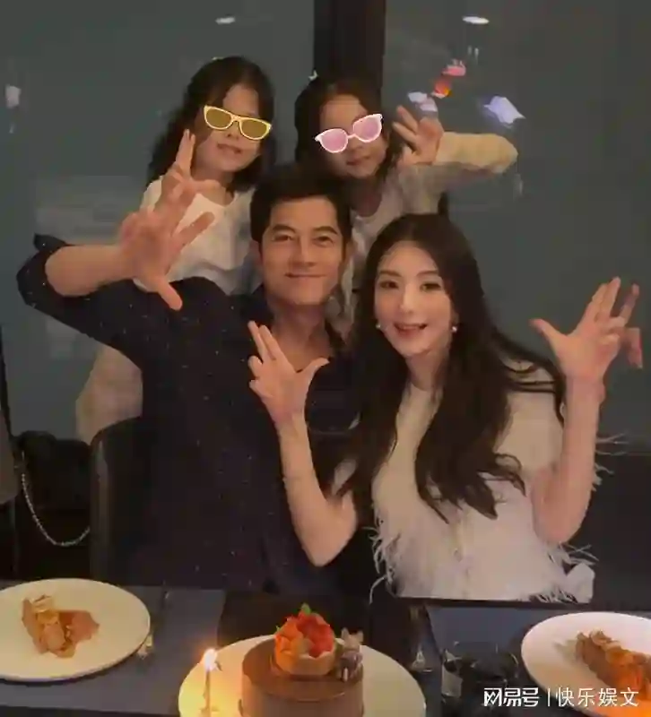 方媛<em>郭富城</em>庆祝结婚八周年！王思聪拆散不了他们，晒全家福很温馨