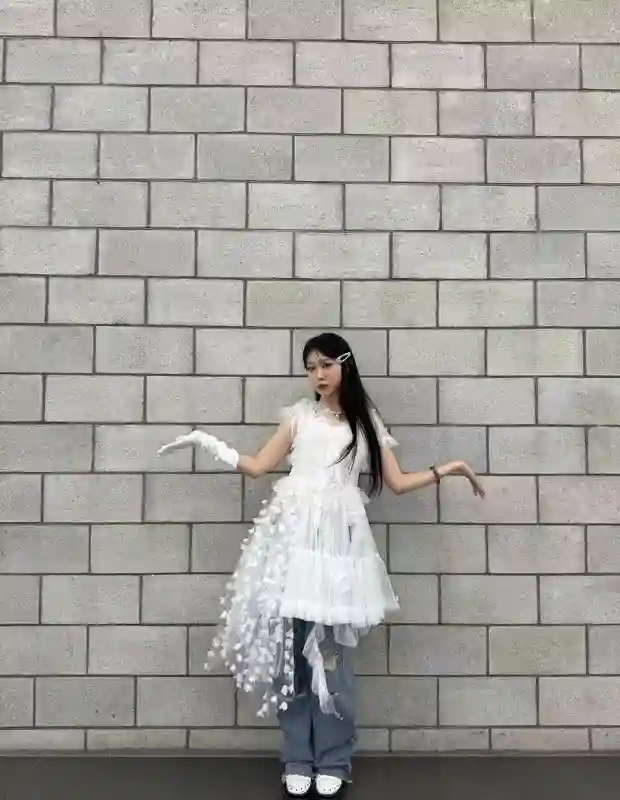 小沈阳女儿沈佳润发文回应出道事宜，此前因专辑销量遇冷引发热议