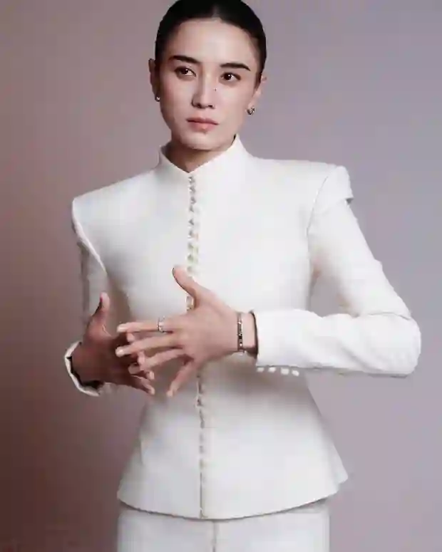 宋佳白礼服造型尽显成熟优雅，淡然眼神衬从容佳态