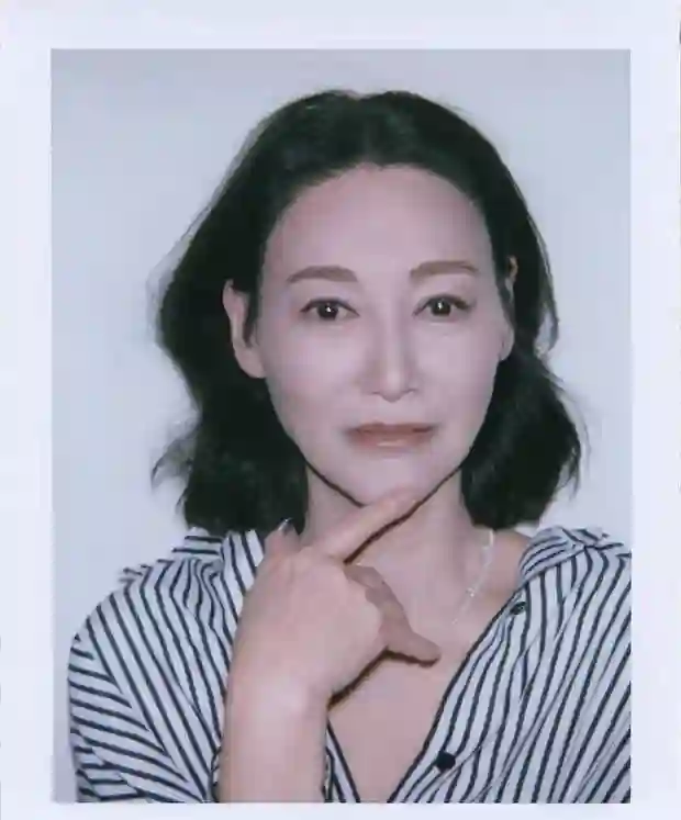 条纹衬衣搭配短发拍摄撕拉片 惠英红诠释酷飒与活力并存的时尚感