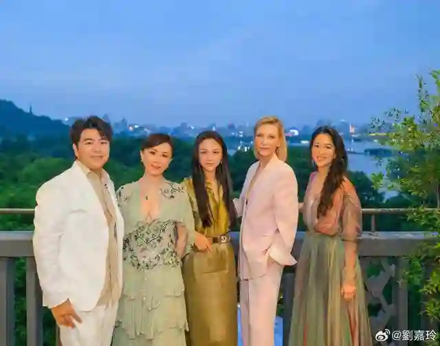 这一夜，胸下垂还穿深V的刘嘉玲，在“长裙裹身”的汤唯面前尴尬