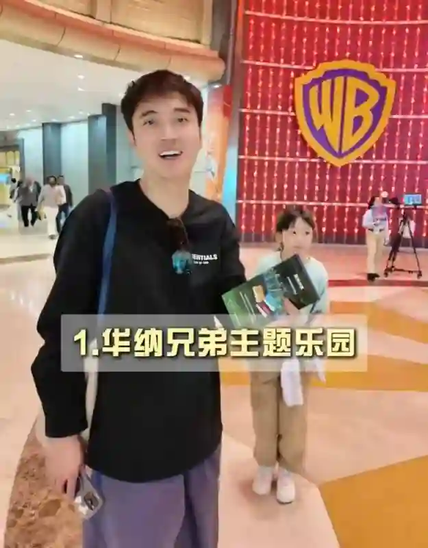 洪欣一家阿联酋度假，张丹峰LV墨镜加持，8星级酒店住豪华生活
