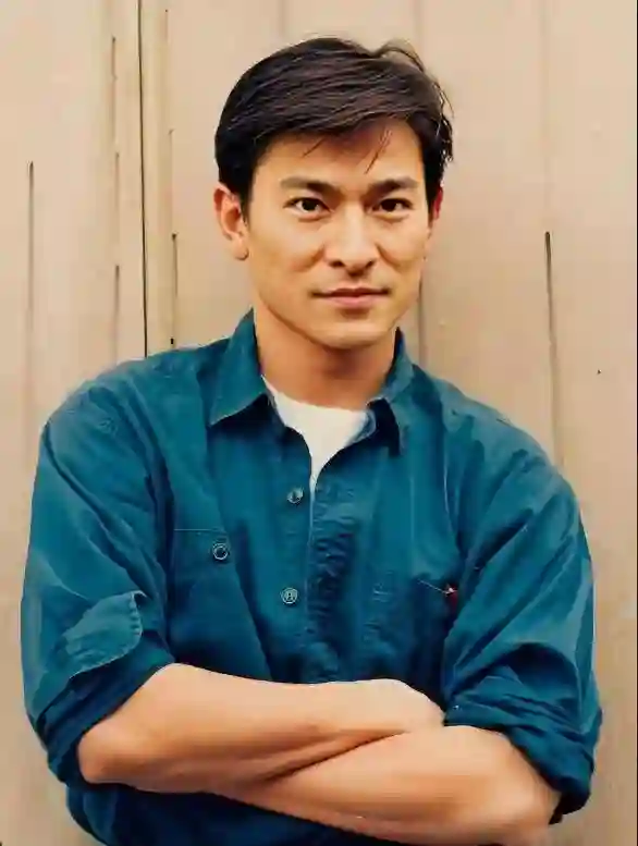 他是刘德华唯一绝交的朋友，两人曾被传言为断背，今成光头大叔