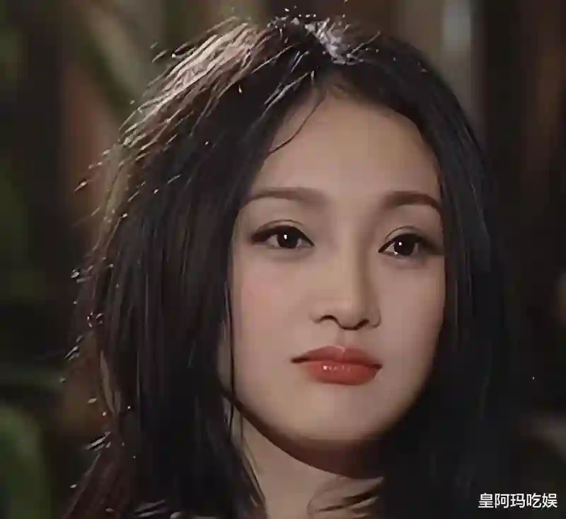50岁周迅为何如此苍老？无美颜皱纹满脸，宛如乡村老妪
