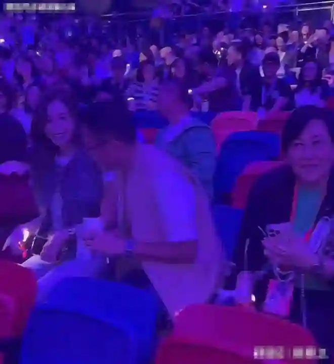 李嘉欣夫妇罕见同框！54岁脸部却紧致似少女，老公许晋亨老态明显