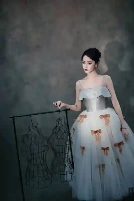迪丽热巴蝴蝶结白纱裙封神！梦幻优雅如误入仙境的公主