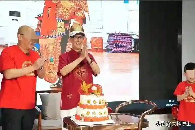 谢娜二舅生日宴曝光，摆了十几桌好热闹，谢娜和父母现身成焦点
