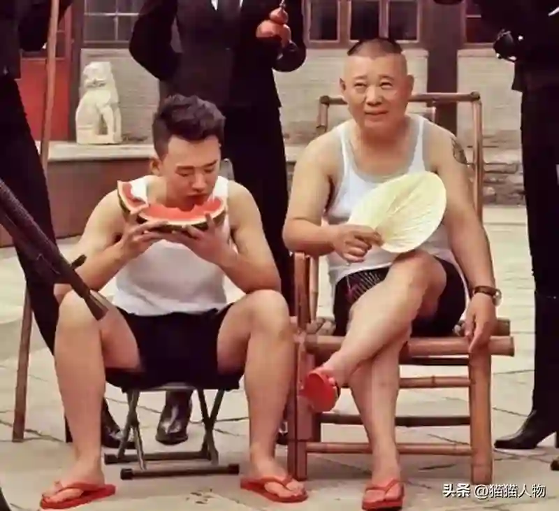 8对明星父子关系曝光，竟同台认不出，因摸儿子手遭骂变态