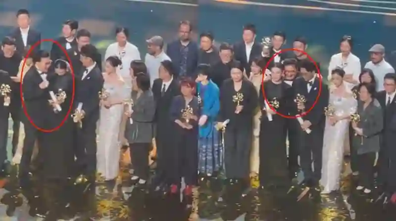 咸猪手、占C位：一张合照戳破白玉兰这晚的温情，难怪刘亦菲缺席