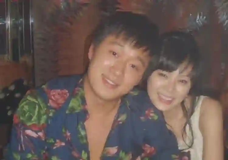 尴尬！46岁关悦疑似医美撞脸倪萍，跟佟大为同框像小姨带外甥