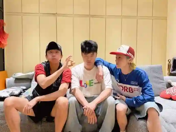邓超晒与鹿晗合照，鹿晗憔悴沧桑似生病，状态竟比邓超更差