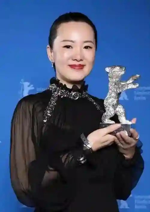 王菲也没想到，自己抛弃的前男友栾树，如今在咏梅手里闪闪发光