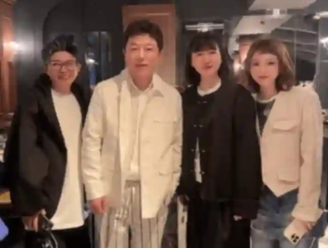 51岁黄渤回家探亲，脸上化浓妆网红感十足，看着年轻秒变小鲜肉
