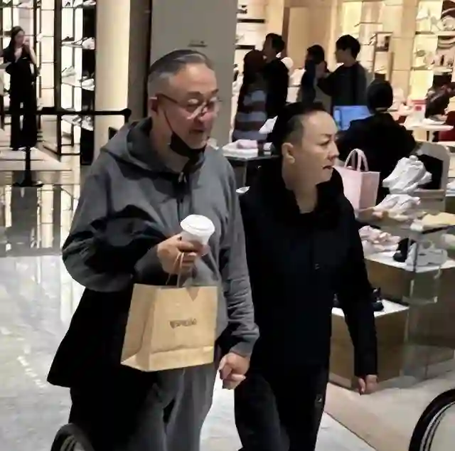 65岁宋丹丹现状：3段婚姻4个男人，面容憔悴，和那英在北京逛商场