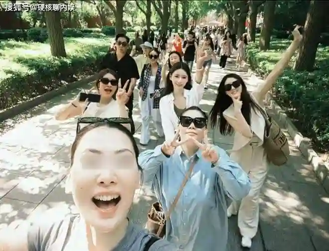 马筱梅大婚第二天，和闺蜜疑为胎儿祈福，站C位主母范儿十足！