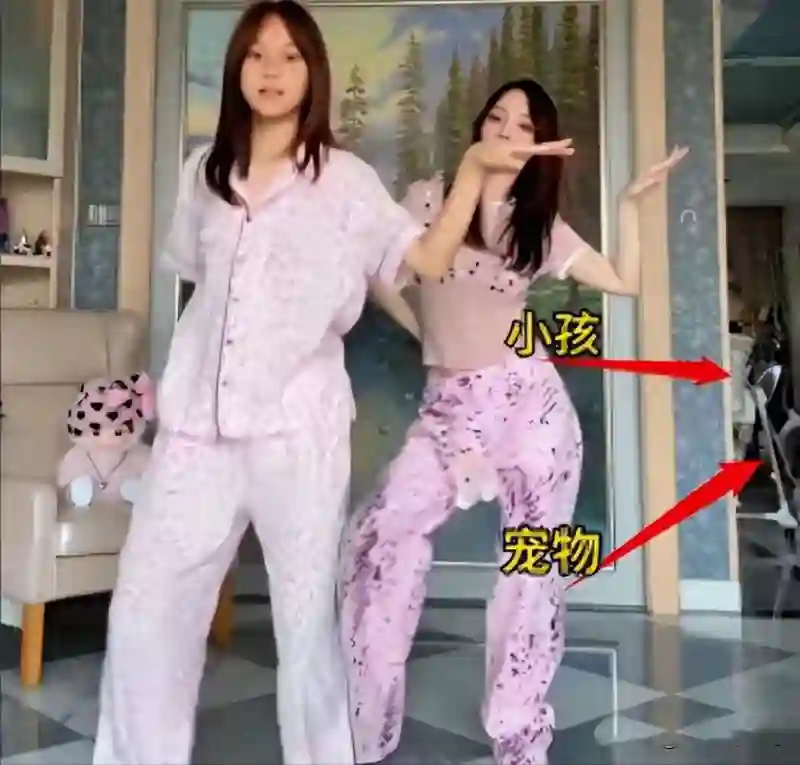 李小璐带女儿看侃爷演唱会，13岁甜馨穿豹纹吊带，母女都是夜店风