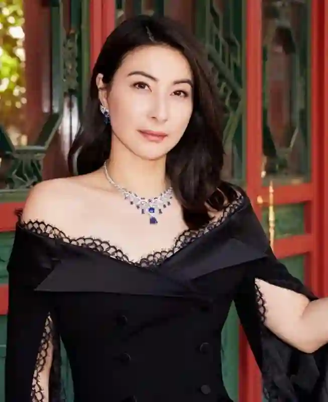 霍启刚弟弟在曼谷大婚！嫂子郭晶晶忙前忙后，妯娌相处好全家开心