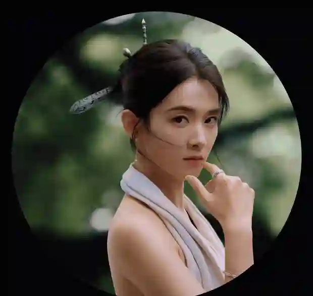 陈昊宇挂脖吊带造型惊艳，白色发钗加持尽显古韵风情