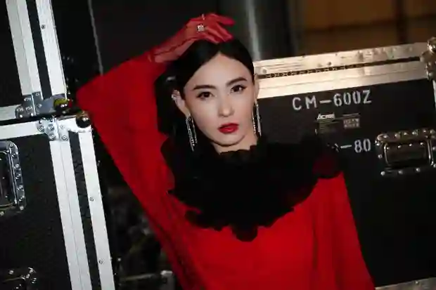 <em>张柏芝</em>红裙盘发配红唇，贵气明艳气场全开！