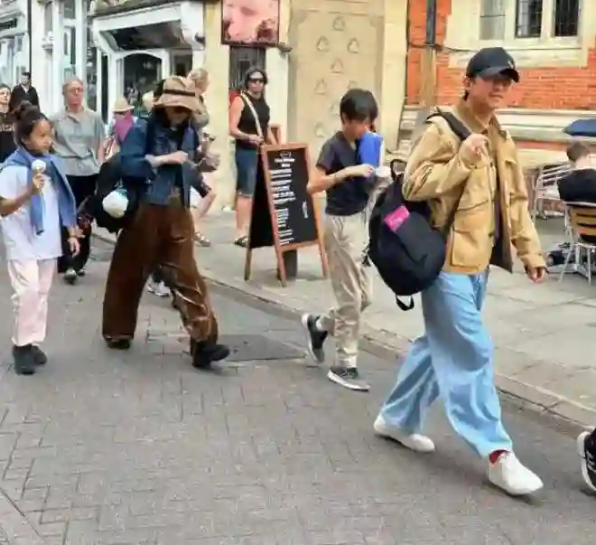 孙俪一家人移民风波后首露面，带小花上兴趣班，邓超拄拐杖抢镜