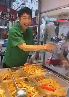 网上唯一不招人烦的“卖惨”，是这娱乐圈女神退圈摆摊
