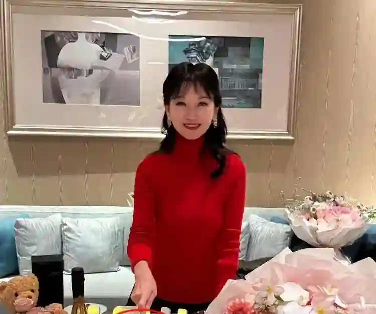 赵雅芝机场吃泡面被偶遇，喝矿泉水还得用吸管，饭后狂补妆真优雅