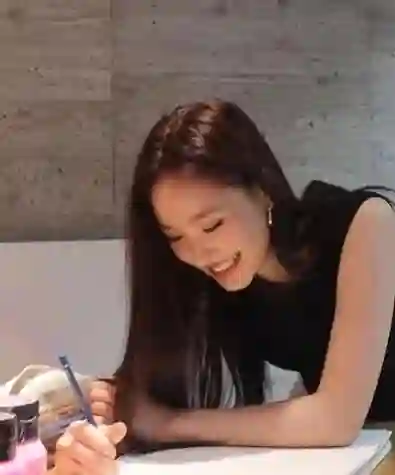小S二女儿疑似整容，外貌模样大变，小S为女儿举办画展却关闭评论