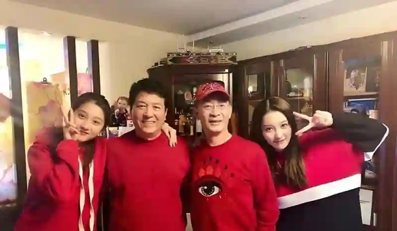 六小龄童为34岁女儿婚事发愁，女儿颜值曝光，才发现为啥没人敢追