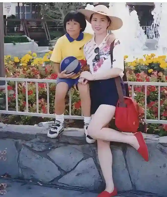 都说吴绮莉人生失败，自己糟糕，女儿也糟糕，可林凤娇也好不到哪