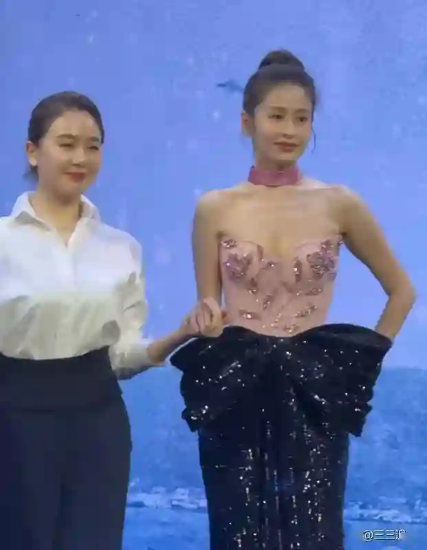 女演员同框:闫妮“大姐”气场，左小青脸有些肿，颖儿太出挑了