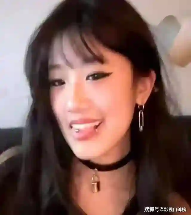 贾静雯女儿晒出美照，梧桐妹摘掉鼻环把头发染黑，素颜神似后爸