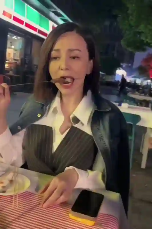 54岁王琳在上海与好友聚会，坐街边吃烧烤，老戏骨李传缨全程陪同