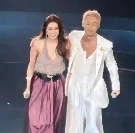 林峯钟嘉欣同框引回忆杀，氛围感拉满，网友：难怪不带太太张馨月