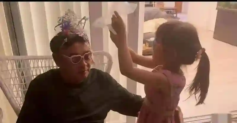 尔冬升父女俩相差61岁！曾分手张曼玉余安安两次离婚