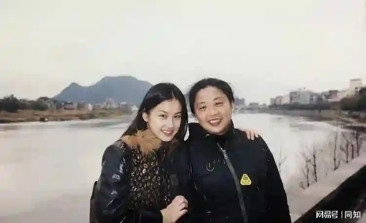 “白月光”黄圣依：下跪赵本山，甩掉杨子，如今醒悟，42岁不算晚