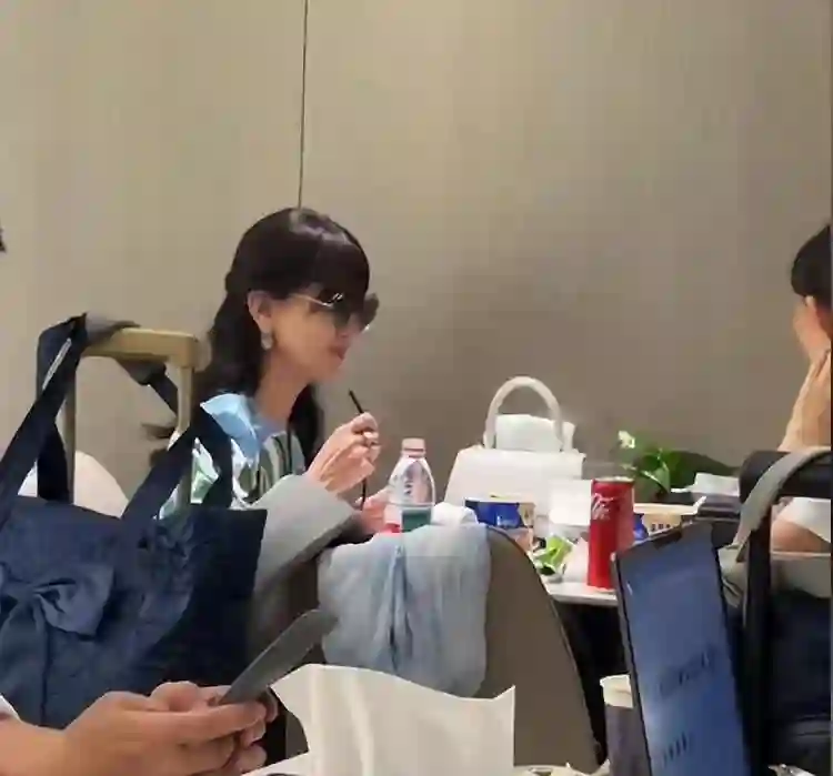 赵雅芝机场吃泡面被偶遇，喝矿泉水还得用吸管，饭后狂补妆真优雅