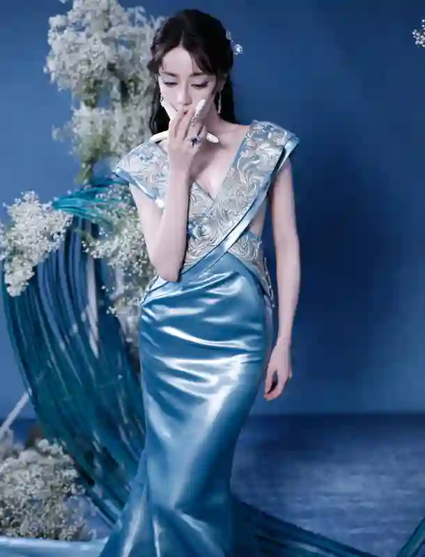 迪丽热巴蓝裙造型美出新高度，缎面裙摆摇曳似海螺公主！