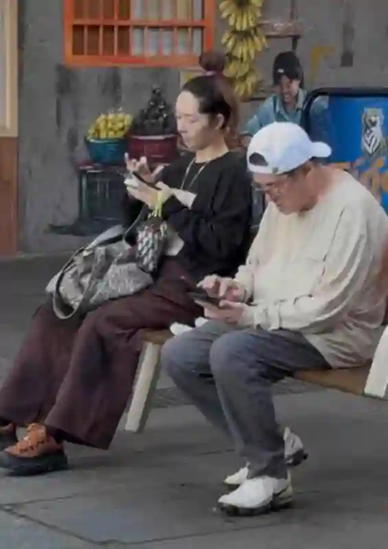 向佐岳父生病住院，郭碧婷带儿女留在身边照顾，一家四口分居两地