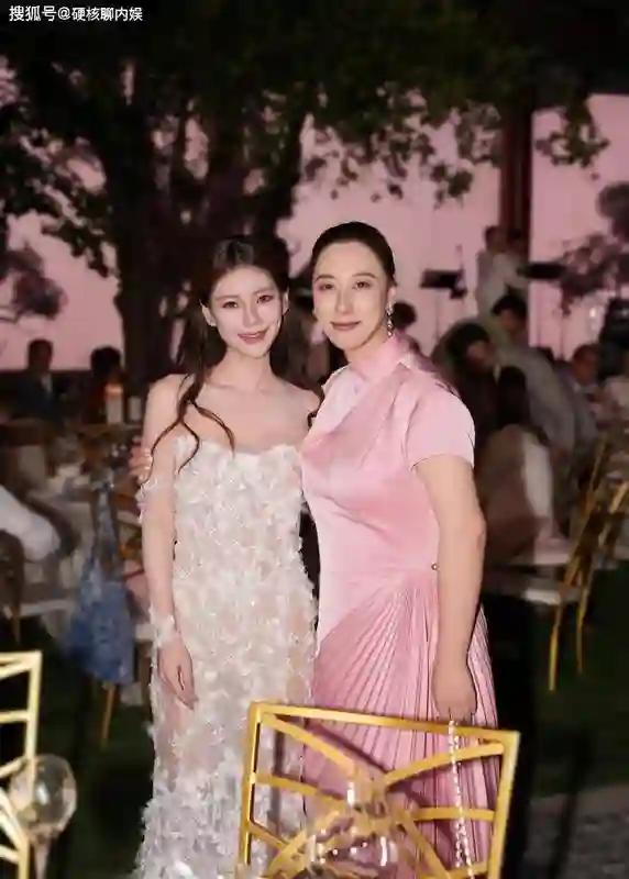 马筱梅大婚第二天，和闺蜜疑为胎儿祈福，站C位主母范儿十足！