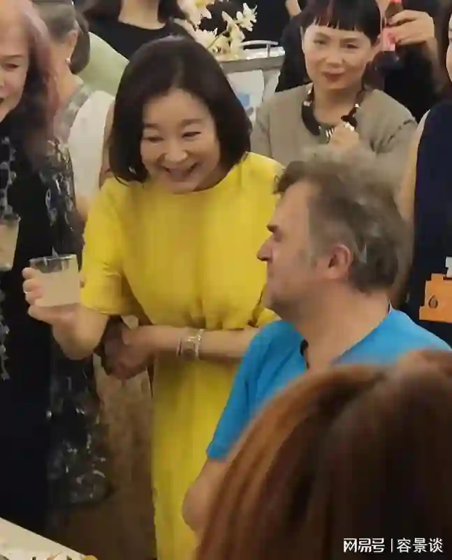 林青霞在江西参加晚宴，穿着近八千元的裙子，皮肉松弛了依然很美