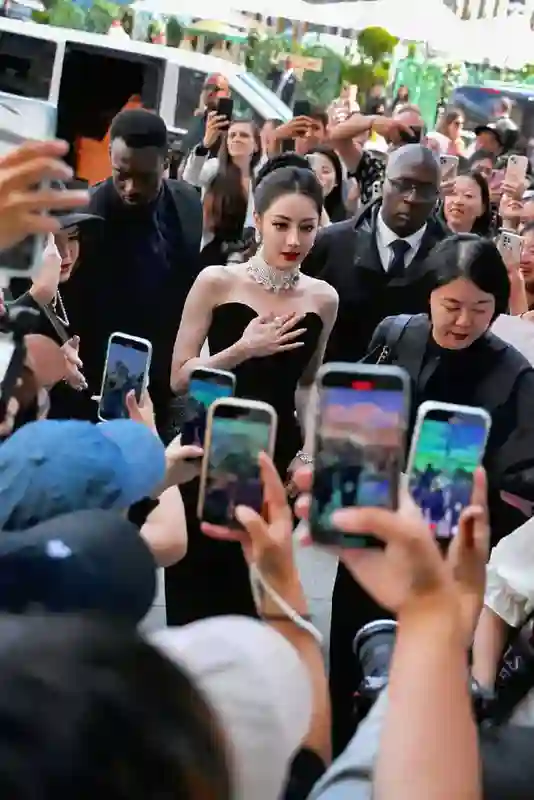迪丽热巴黑丝绒玫瑰裙惊艳亮相 珍珠点缀演绎赫本式优雅