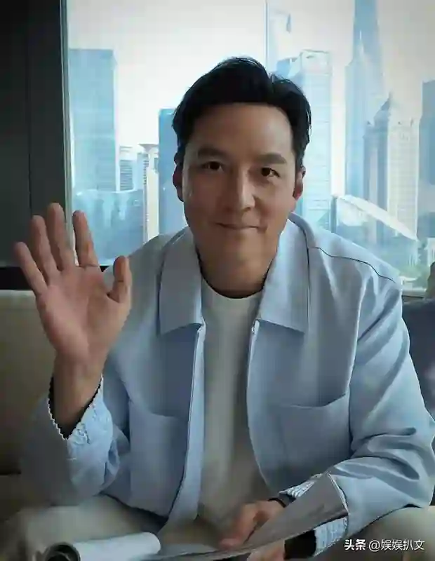 吴彦祖上海理发店又给顾客洗头，各行各业都干，就是不拍戏了