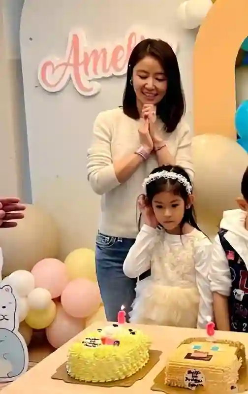 林心如度假秀美照！穿吊带印花裙皮肤晒黝黑，和霍建华碰杯喝香槟