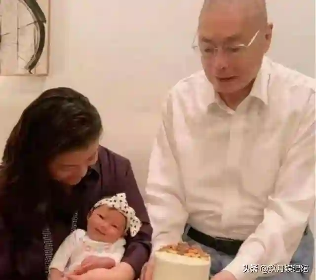 她41岁嫁入豪门，44岁为81岁刘诗昆生下女儿，48岁又生下二胎儿子