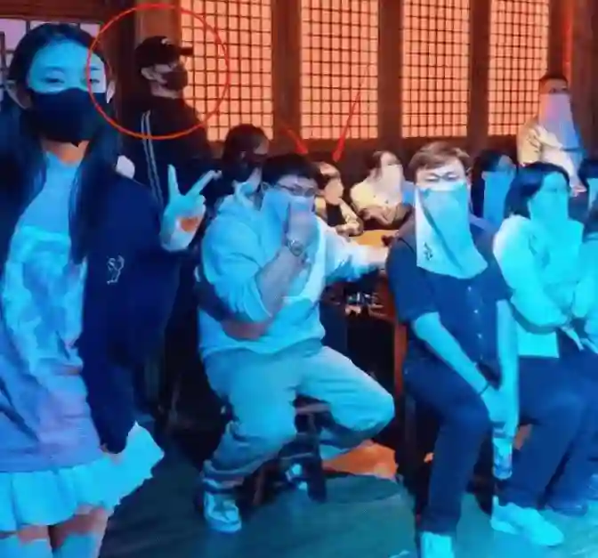 章子怡腿伤接娃放学，汪峰带三子看话剧，离婚后各自生活愉快
