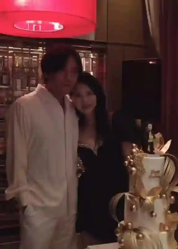 秀恩爱变反转，伊能静为秦昊庆生却因穿衣不当被网民炮轰！