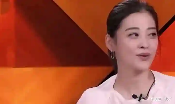 梅婷北京豪宅内景曝光，十个人住一栋别墅，屋里有些杂乱