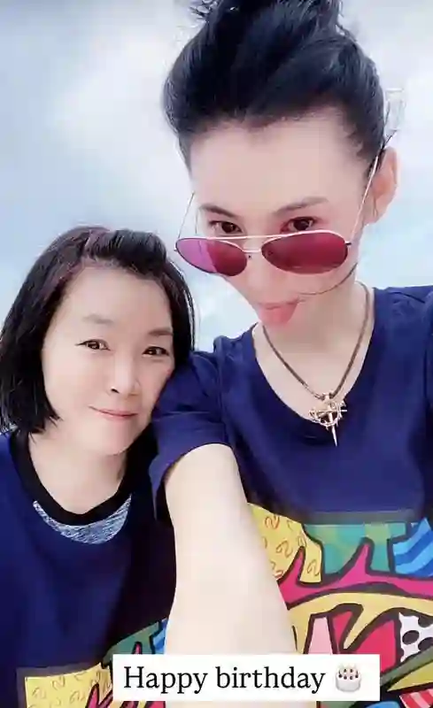 张柏芝为经纪人庆生，送了一车的花与礼物，两人合作25年情如姐妹