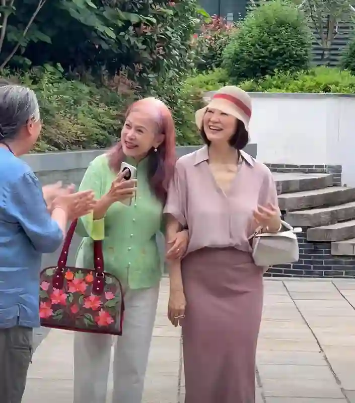 70岁林青霞现身江西，名牌加身贵气难掩，皮肤松垮显自然老态